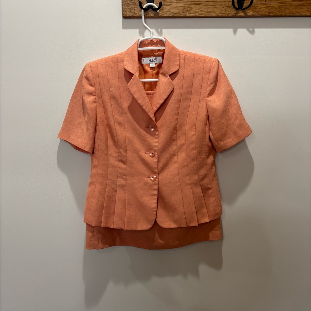 🐾 Le Suit Women's Orange Skirt Suit: Size 8P 🐾